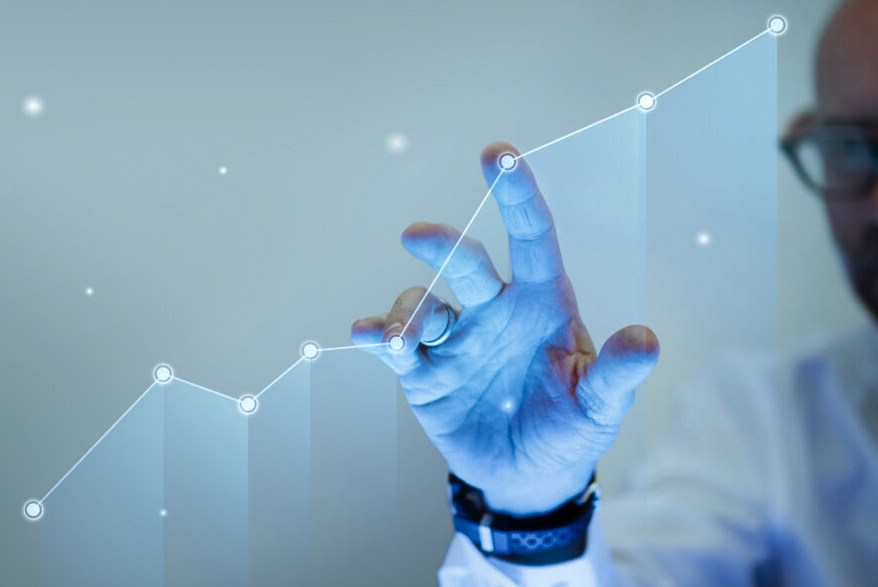 Geschäftsmann, der mit dem Finger auf ein Wachstumsdiagramm zeigt